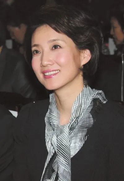 李修平|央视第一美人李修平：3次高考落榜，2次婚姻无儿女，57岁仍是女神