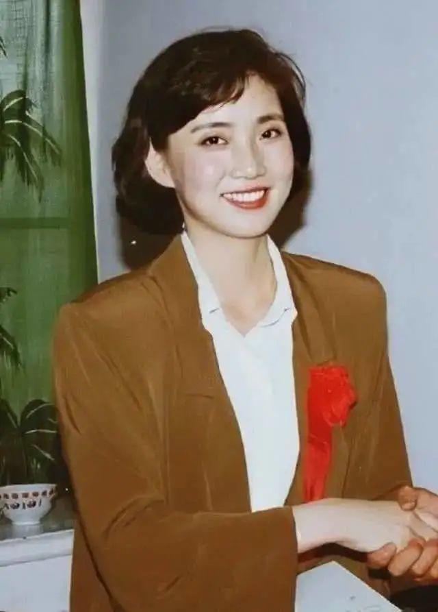 李修平|央视第一美人李修平：3次高考落榜，2次婚姻无儿女，57岁仍是女神