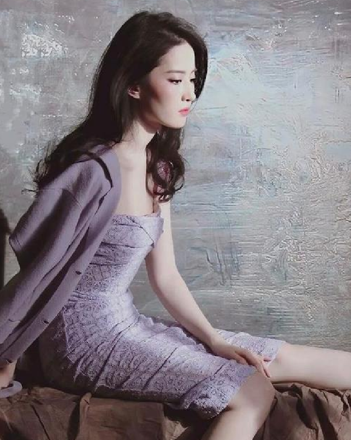 刘亦菲|刘亦菲终于换风格成功了，一袭紫衣拍大片，第一眼没认出来