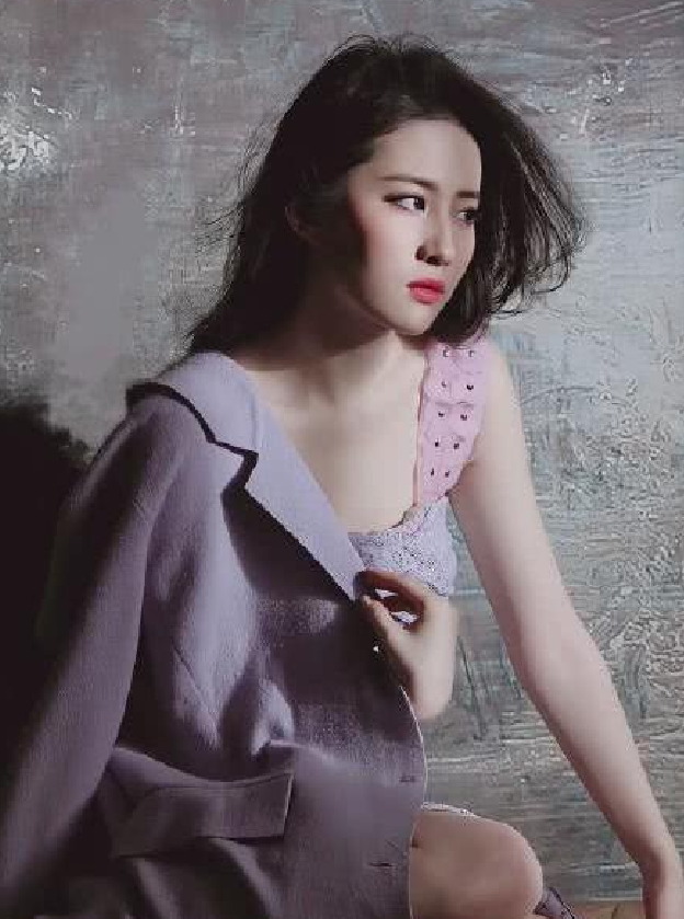 刘亦菲|刘亦菲终于换风格成功了，一袭紫衣拍大片，第一眼没认出来