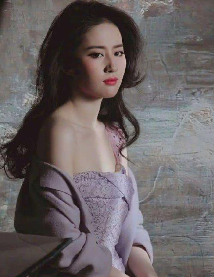 刘亦菲|刘亦菲终于换风格成功了，一袭紫衣拍大片，第一眼没认出来