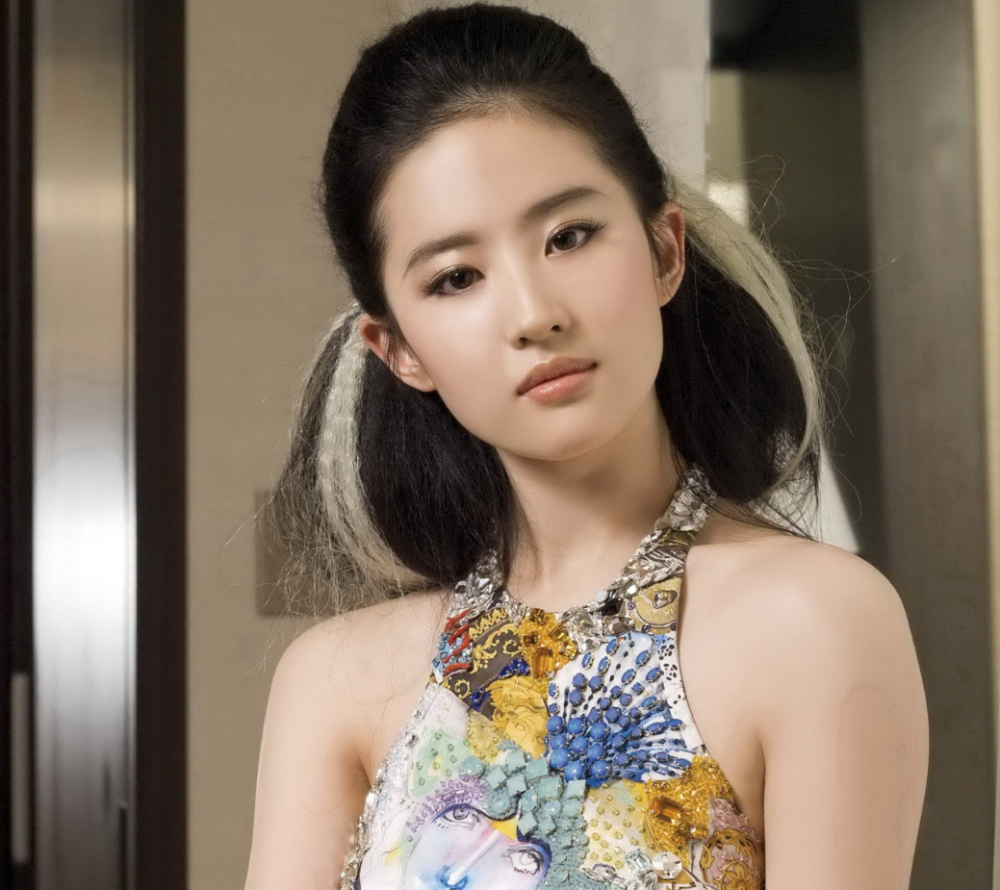 刘亦菲|刘亦菲终于换风格成功了，一袭紫衣拍大片，第一眼没认出来