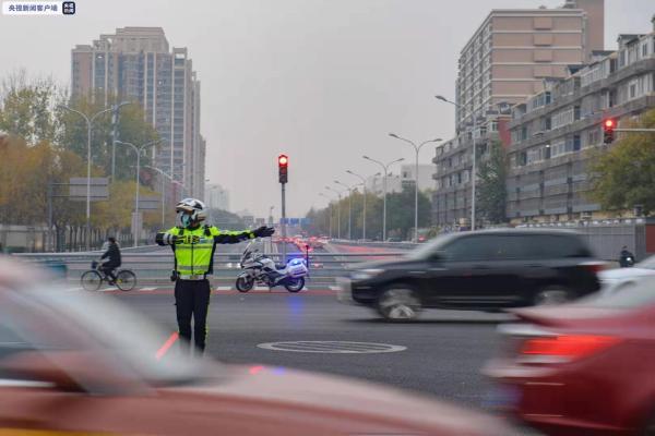 铁骑交警|帅！时尚不失庄严 北京铁骑交警着新式骑行服亮相街头