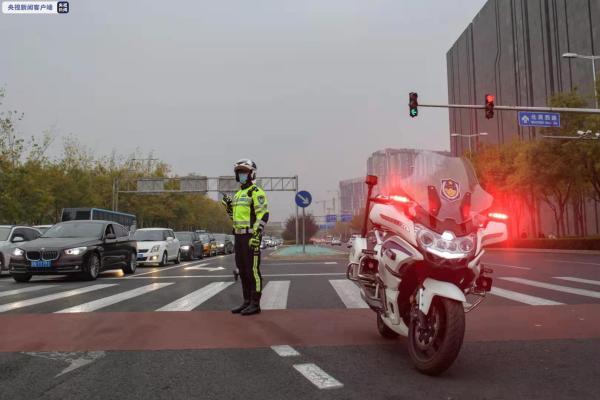 铁骑交警|帅！时尚不失庄严 北京铁骑交警着新式骑行服亮相街头