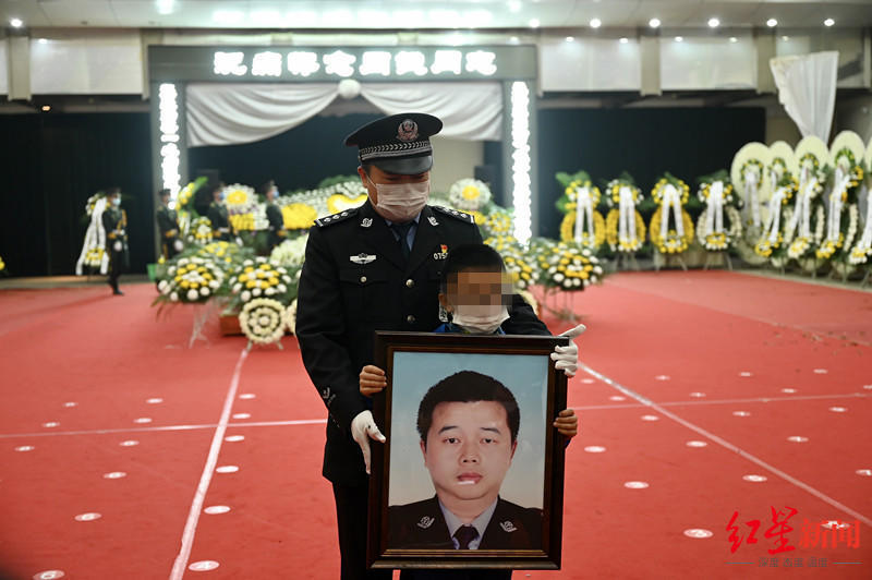 禁毒民警周钱遗体告别仪式:巨大的遗像把8岁儿子的身躯淹没_腾讯新闻