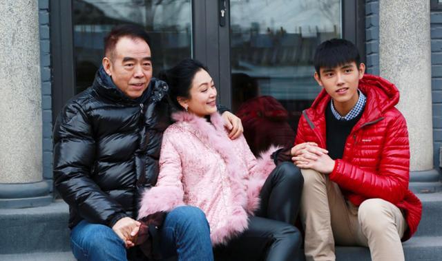 张柏芝|张柏芝二儿子罕曝光，侧脸不输谢霆锋，学简体字欲和爸妈来内地？