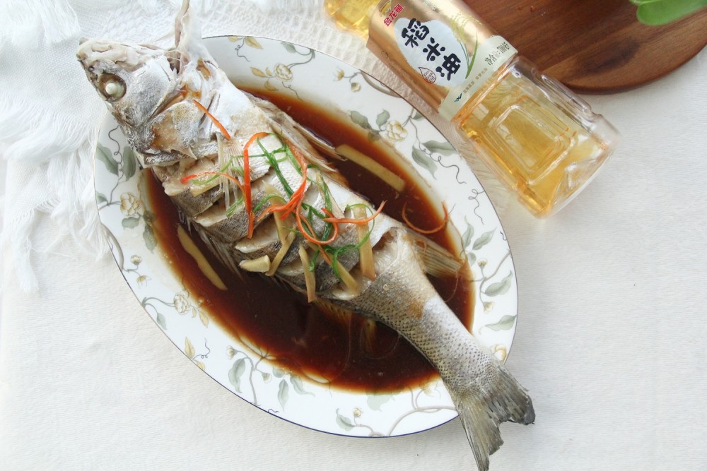 食材:海鲈一条,红辣椒一根,姜一块,葱2-3根,金龙鱼3000ppm谷维素稻米