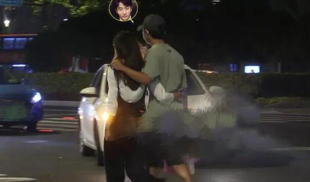 黄轩|35岁黄轩好事将近？携圈外女友逛家居馆，女方歪头靠其肩膀显甜蜜