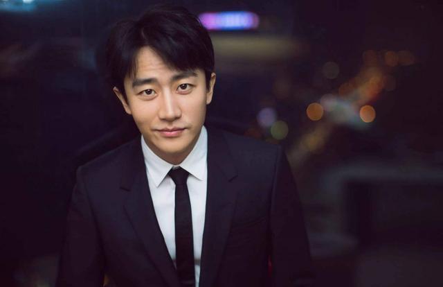 黄轩|35岁黄轩好事将近？携圈外女友逛家居馆，女方歪头靠其肩膀显甜蜜