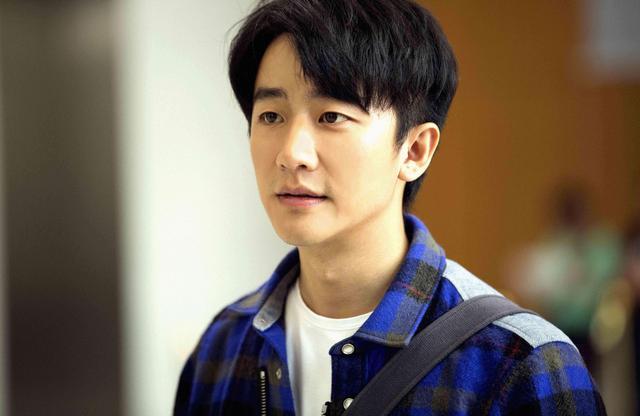 黄轩|35岁黄轩好事将近？携圈外女友逛家居馆，女方歪头靠其肩膀显甜蜜