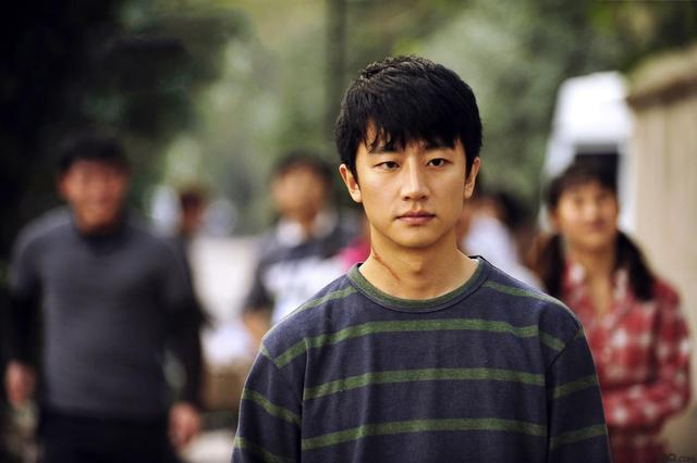 黄轩|35岁黄轩好事将近？携圈外女友逛家居馆，女方歪头靠其肩膀显甜蜜