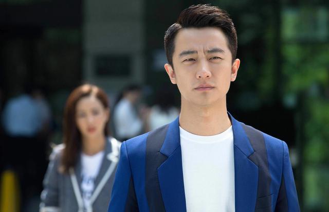 黄轩|35岁黄轩好事将近？携圈外女友逛家居馆，女方歪头靠其肩膀显甜蜜