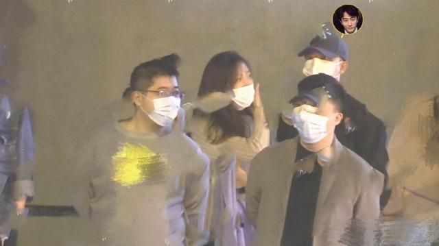 黄轩|35岁黄轩好事将近？携圈外女友逛家居馆，女方歪头靠其肩膀显甜蜜