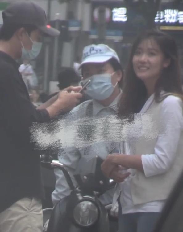 黄轩|35岁黄轩好事将近？携圈外女友逛家居馆，女方歪头靠其肩膀显甜蜜