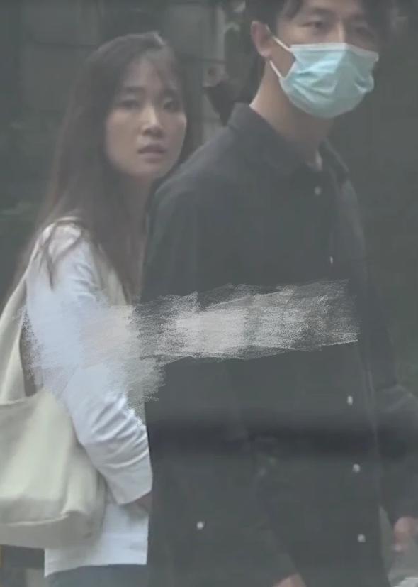 黄轩|35岁黄轩好事将近？携圈外女友逛家居馆，女方歪头靠其肩膀显甜蜜