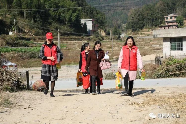 隆回这些人为荷田乡九佳村空巢老人送去了冬日的关怀