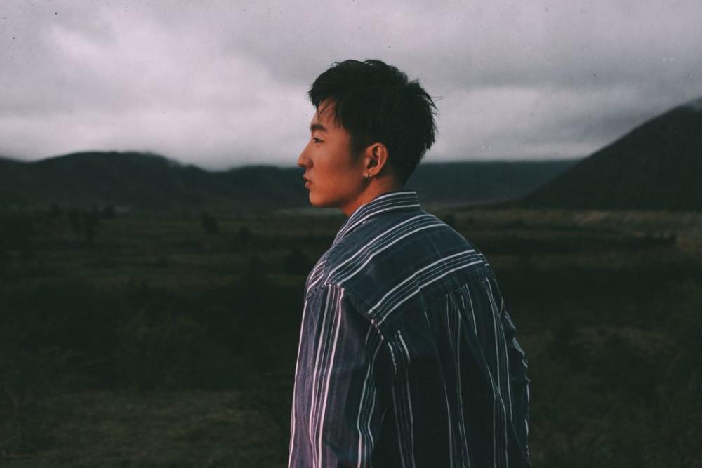 新青年上封面丨彝族音乐人吉胡让更多的人通过音乐了解彝族