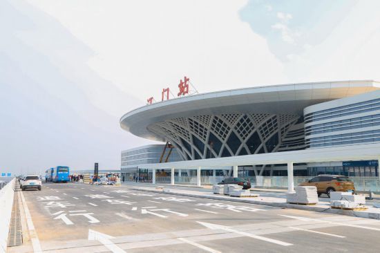 目前,江门投入运营的铁路客运车站,有广珠城际江门东站,新会站,江湛