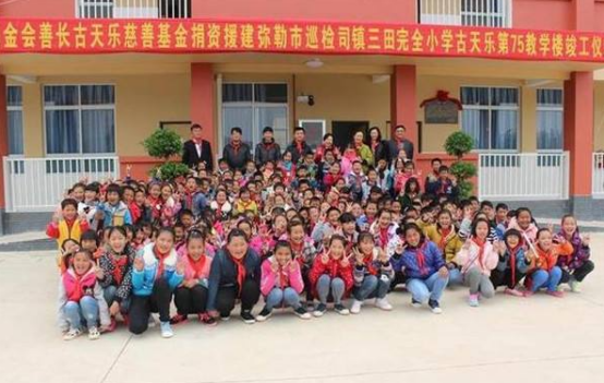 古天乐|捐赠学校，帮演员还债，为老戏骨“如花”治病，50岁古天乐成慈善标杆