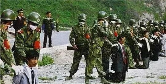 這張是90年代武警戰士處決死刑犯的照片,從照片裡面看,可以看到武警