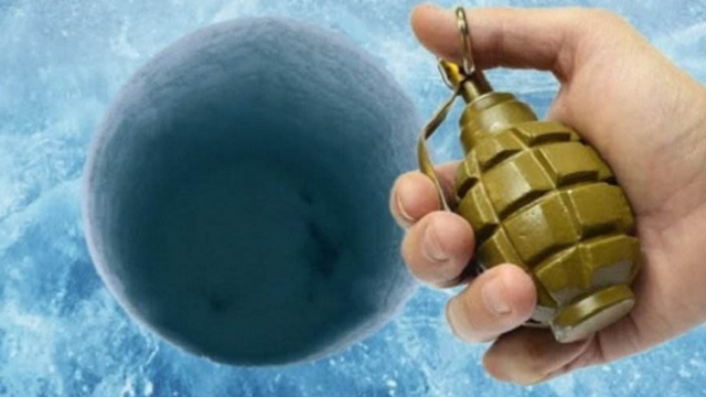 把手雷烟花丢进冰洞里会怎样老外好奇一试画面真硬核