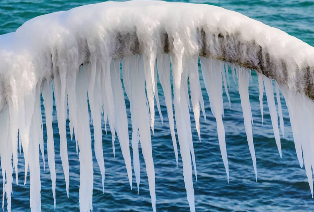 死亡冰柱|海洋里的神秘冰柱，从海面直入海底，所到之处无一生还！