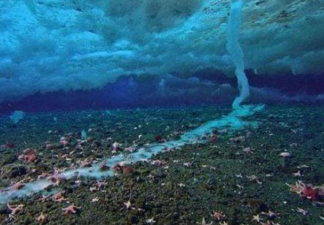 死亡冰柱|海洋里的神秘冰柱，从海面直入海底，所到之处无一生还！