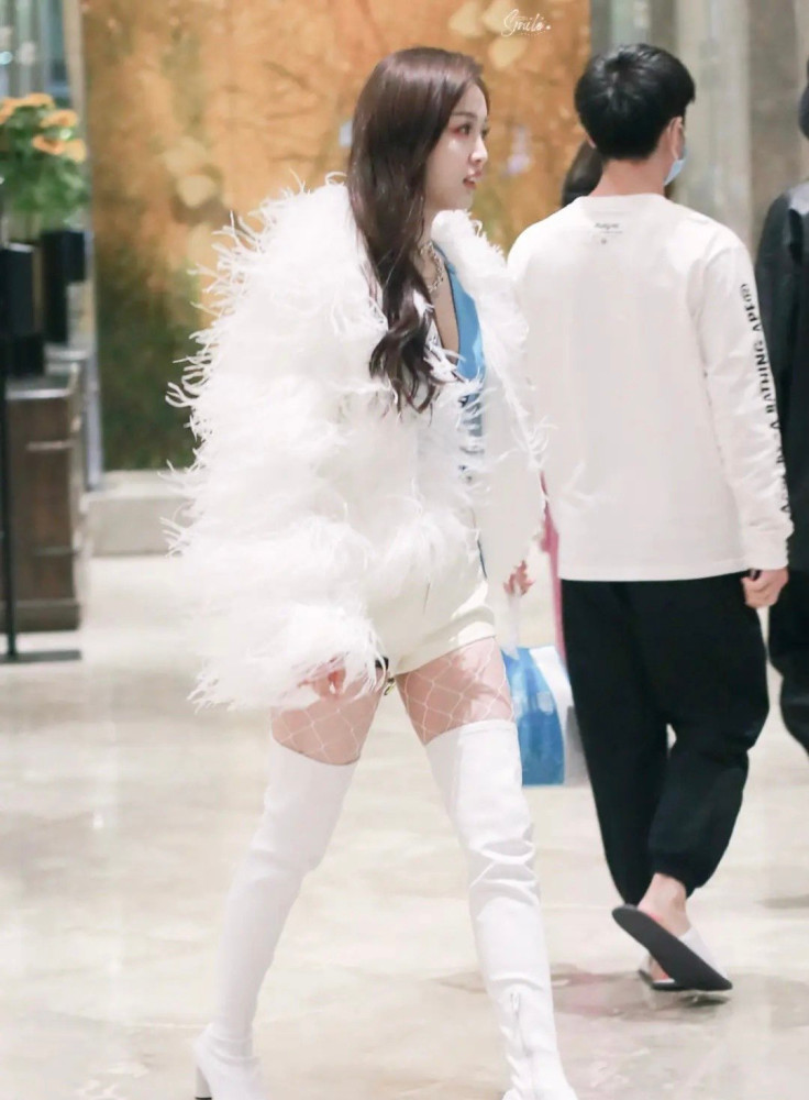 吴宣仪的造型问题没有让粉丝满意,蓝色v领内搭性感十足,外面一件白色