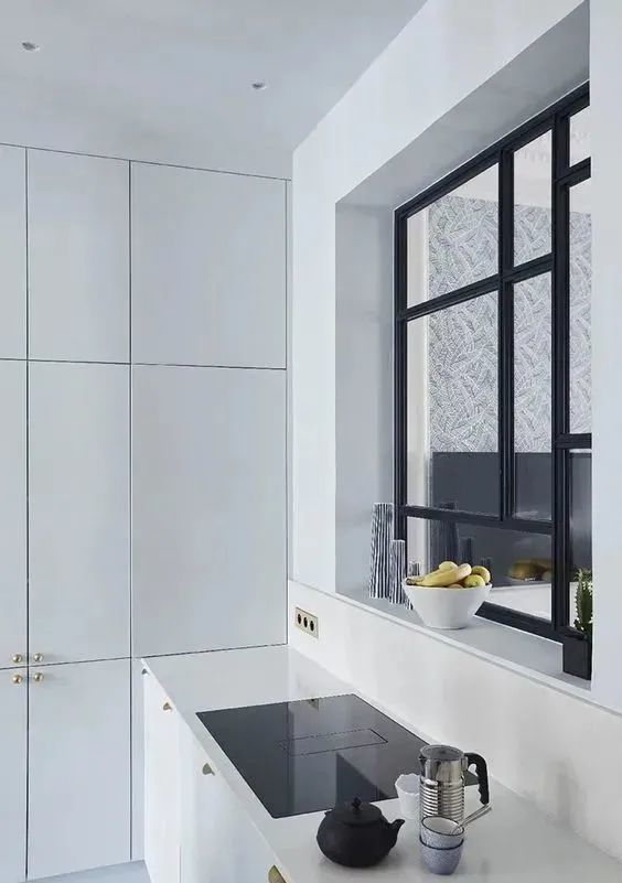 嵌于墙体之中的窗户,最早是为了改善室内采光而设计的,当室内窗与厨房