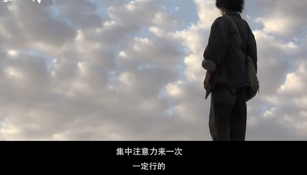 一秒钟|《一秒钟》发布花絮，女主拍戏哭不出来，张艺谋在旁鼓励太有耐心