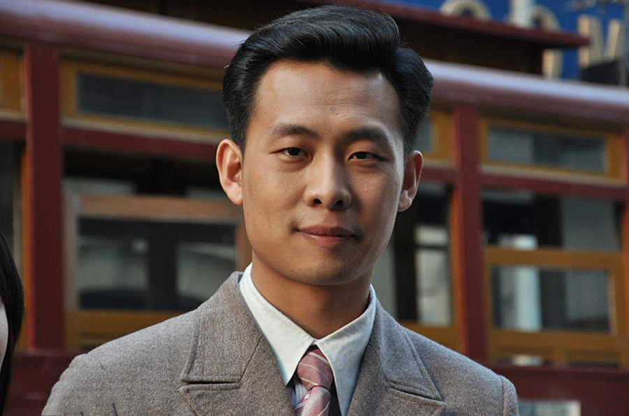 一秒钟|《一秒钟》发布花絮，女主拍戏哭不出来，张艺谋在旁鼓励太有耐心