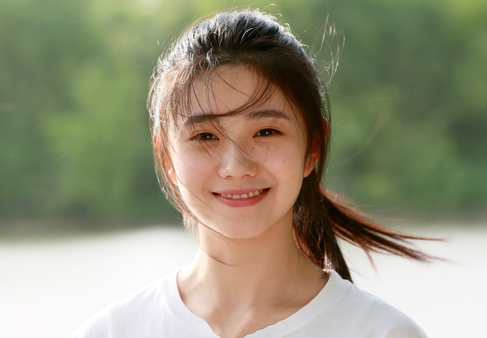 一秒钟|《一秒钟》发布花絮，女主拍戏哭不出来，张艺谋在旁鼓励太有耐心