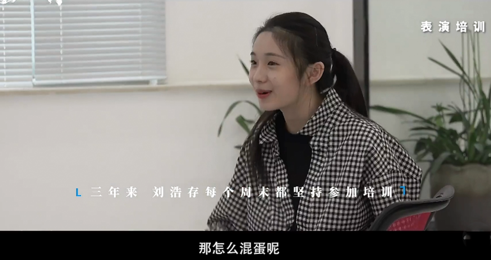 一秒钟|《一秒钟》发布花絮，女主拍戏哭不出来，张艺谋在旁鼓励太有耐心