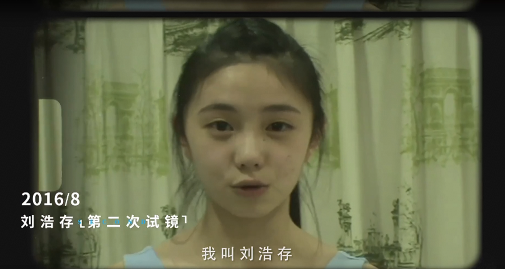 一秒钟|《一秒钟》发布花絮，女主拍戏哭不出来，张艺谋在旁鼓励太有耐心