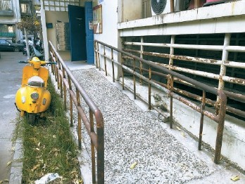 北京各小区适老化改造参差不齐无障碍坡道成了障碍坡道