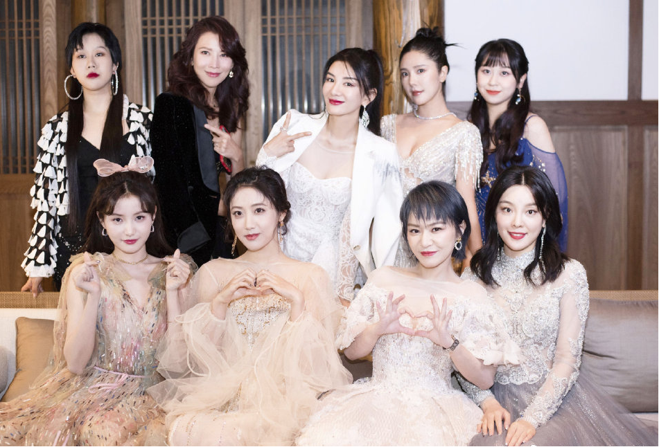 司雯嘉|靠关系成番茄台一姐？她情商堪忧内涵丁当，曾撕抢肖战签名博眼球