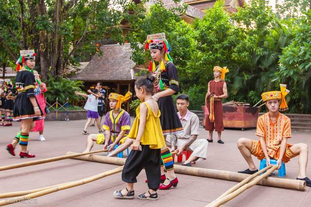 场地也比较的随意就构成了竹竿舞跳舞的场地,竹竿舞可是少数民族的