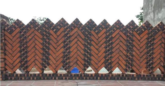 家门口的院子用红砖砌围墙,跟别墅一样美,朋友看了都种草