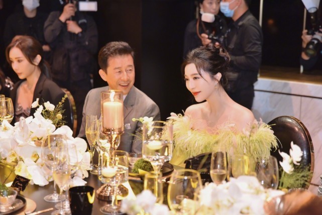 范冰冰|范冰冰被曝双喜临门，将亮相重磅电影盛典，手机壳这一细节疑与李晨复合