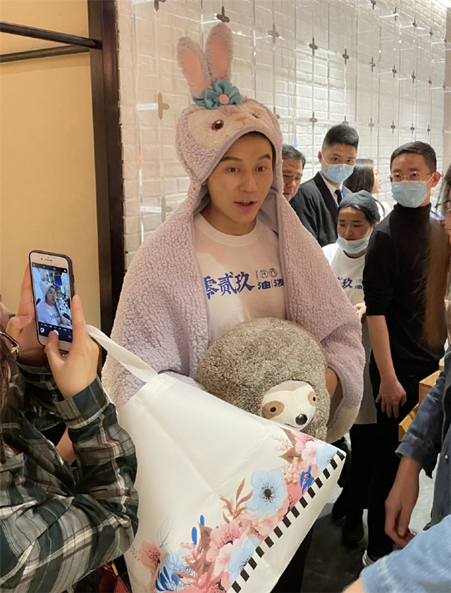 范冰冰|范冰冰被曝双喜临门，将亮相重磅电影盛典，手机壳这一细节疑与李晨复合