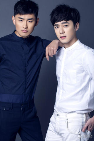 高清:曲哲明王彦霖曝兄弟写真 凤植合体基情足