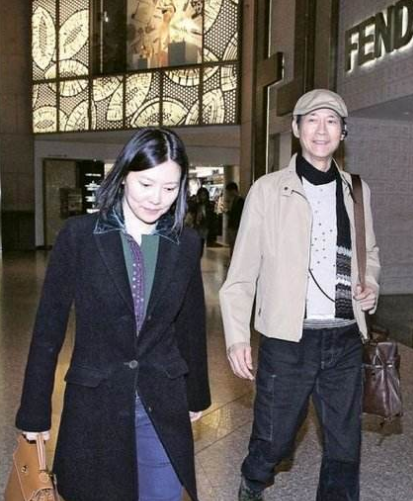 1989年,郑少秋和官晶华结婚,婚后生下了两个女儿郑咏恩和郑咏曦.