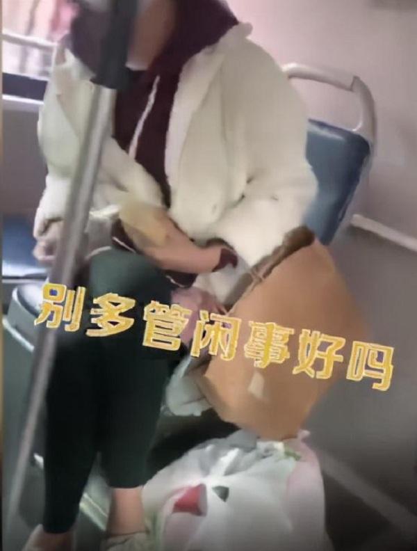 公交车|北京一女子公交车上吃榴莲，乘客提醒一句，女子回道：别多管闲事