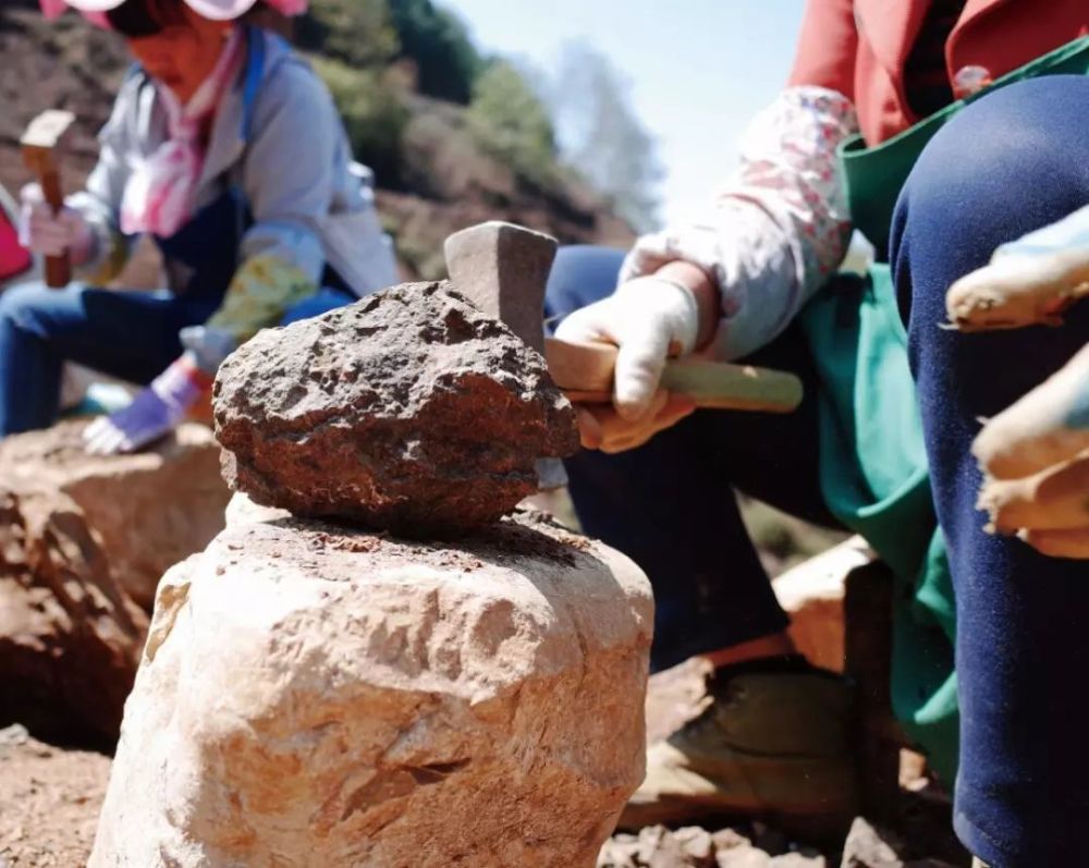 云南保山南红矿口,坚硬的围岩需要人工慢慢敲击后获得南红原石.