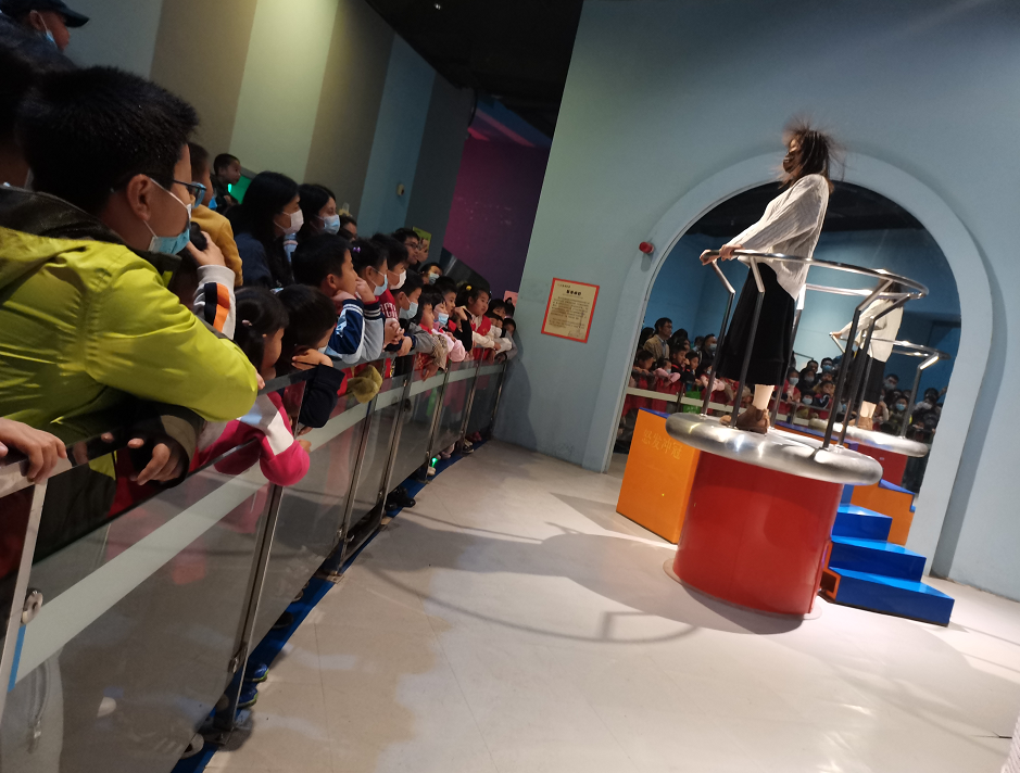 【活动回顾】扬子小记者走进江苏科技馆,揭开科学之谜_腾讯新闻