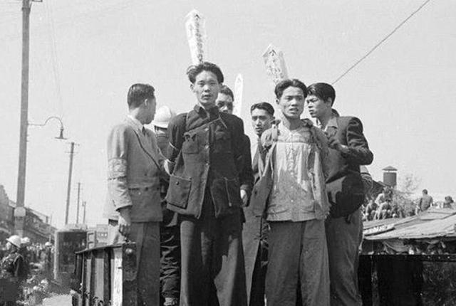 罕见老照片:上海,死刑犯人被押赴刑场,死刑犯人在临刑前.