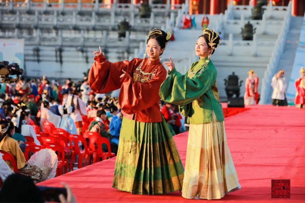 千余名身着华美汉服的同袍相聚在这里场面太壮观