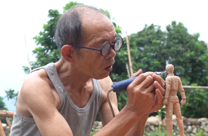 卢正义爷爷已经72岁,还能凭着自己对于木雕的热情,每天重复着这一辛苦