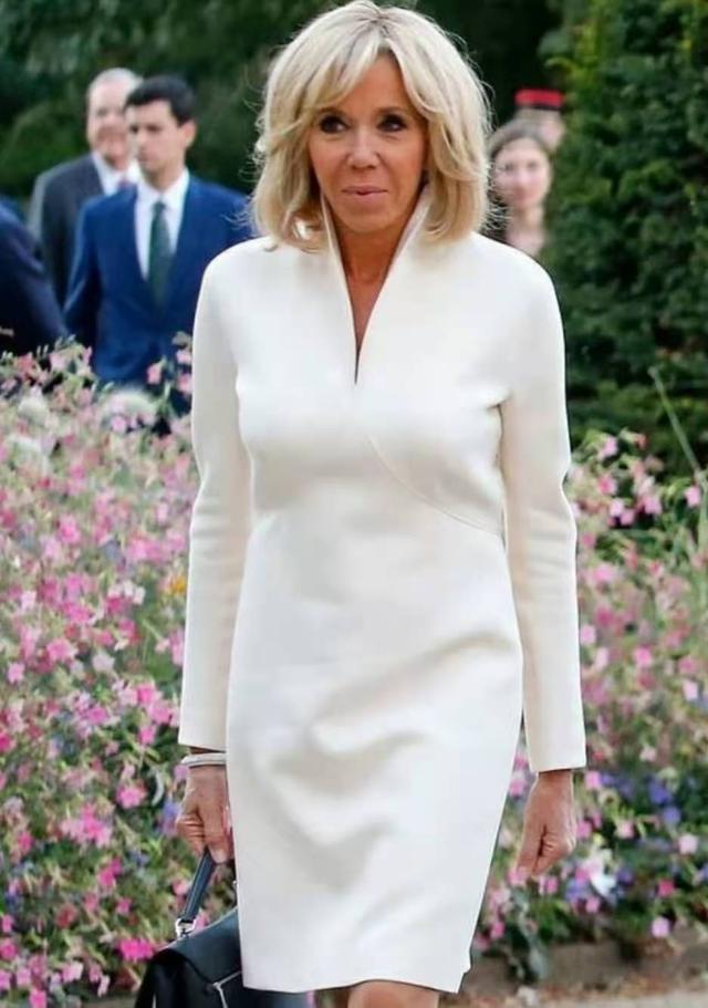 法国夫人真调皮!穿职业装光脚下楼梯,小25岁老公宠溺地扶着她