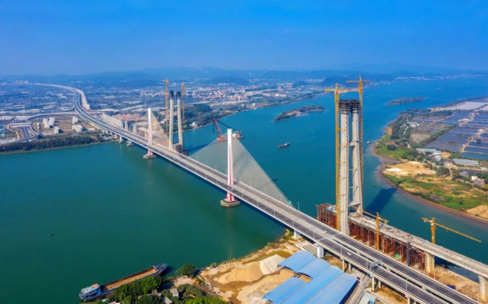 自此,江门拉开"大桥时代"的帷幕,五邑儿女逢山开路,遇水架桥的决心和